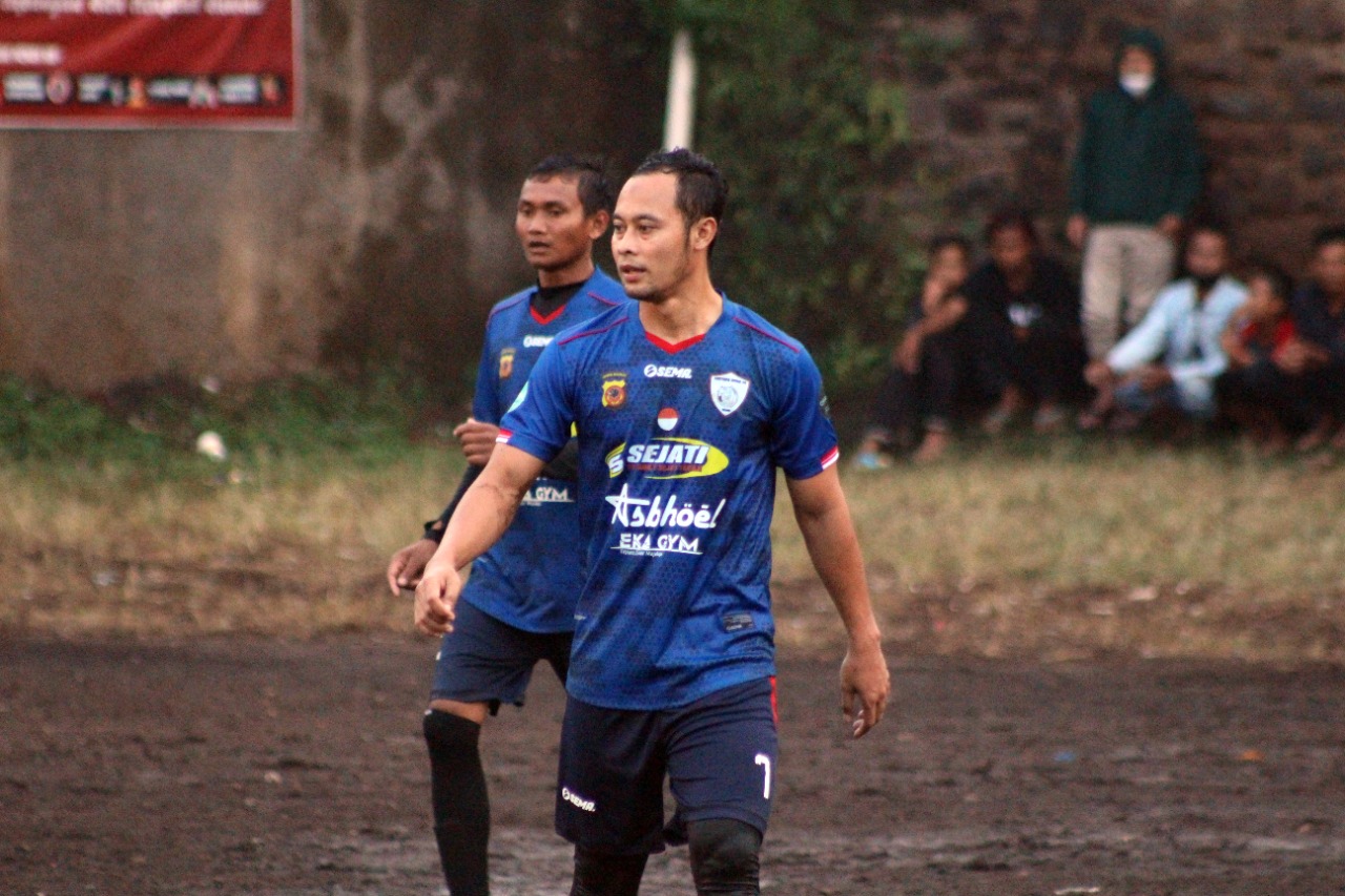 Rindu Lapangan Bola, Atep Turut Ambil Bagian Pada Laga Persahabatan di Garut