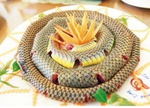 Nằm mơ thấy ăn thịt rắn là điềm báo gì? Nó là tốt hay xấu? đánh cái gì?