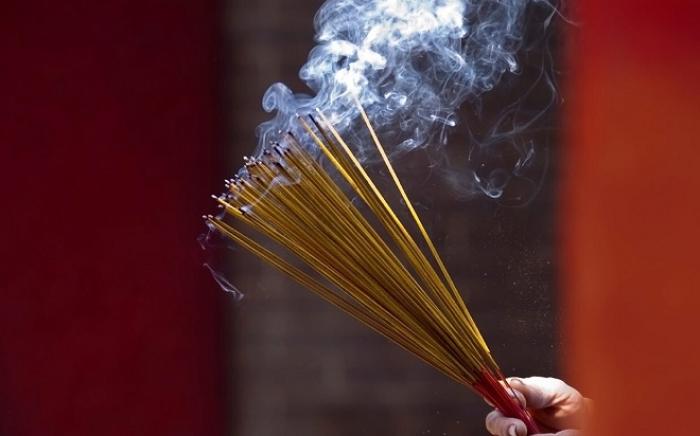 Mơ thấy đi mua nhang và chạm vào vật gì trúng số độc đắc