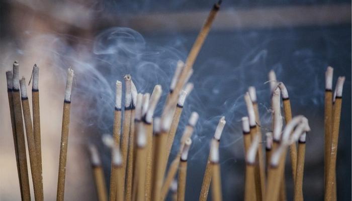 Mơ thấy đi mua nhang và chạm vào vật gì trúng số độc đắc