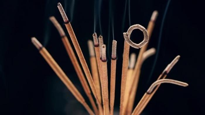 Mơ thấy đi mua nhang và chạm vào vật gì trúng số độc đắc