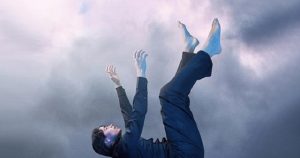 Nằm mơ thấy người từ trên cao rơi xuống có ý nghĩa gì?