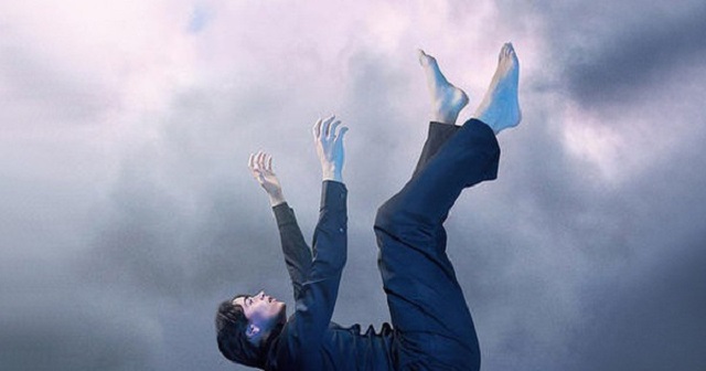 Nằm mơ thấy người từ trên cao rơi xuống có ý nghĩa gì?