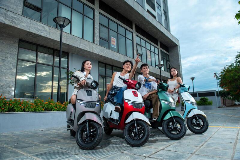 Theo quy định hiện hành, người điều khiển xe máy điện cần đủ 16 tuổi trở lên